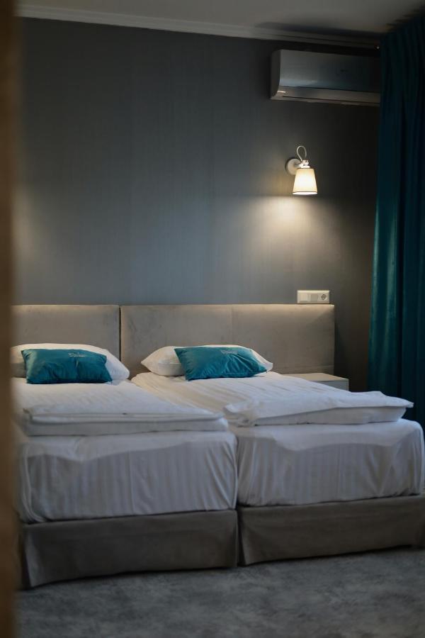 River Stone Hotel *