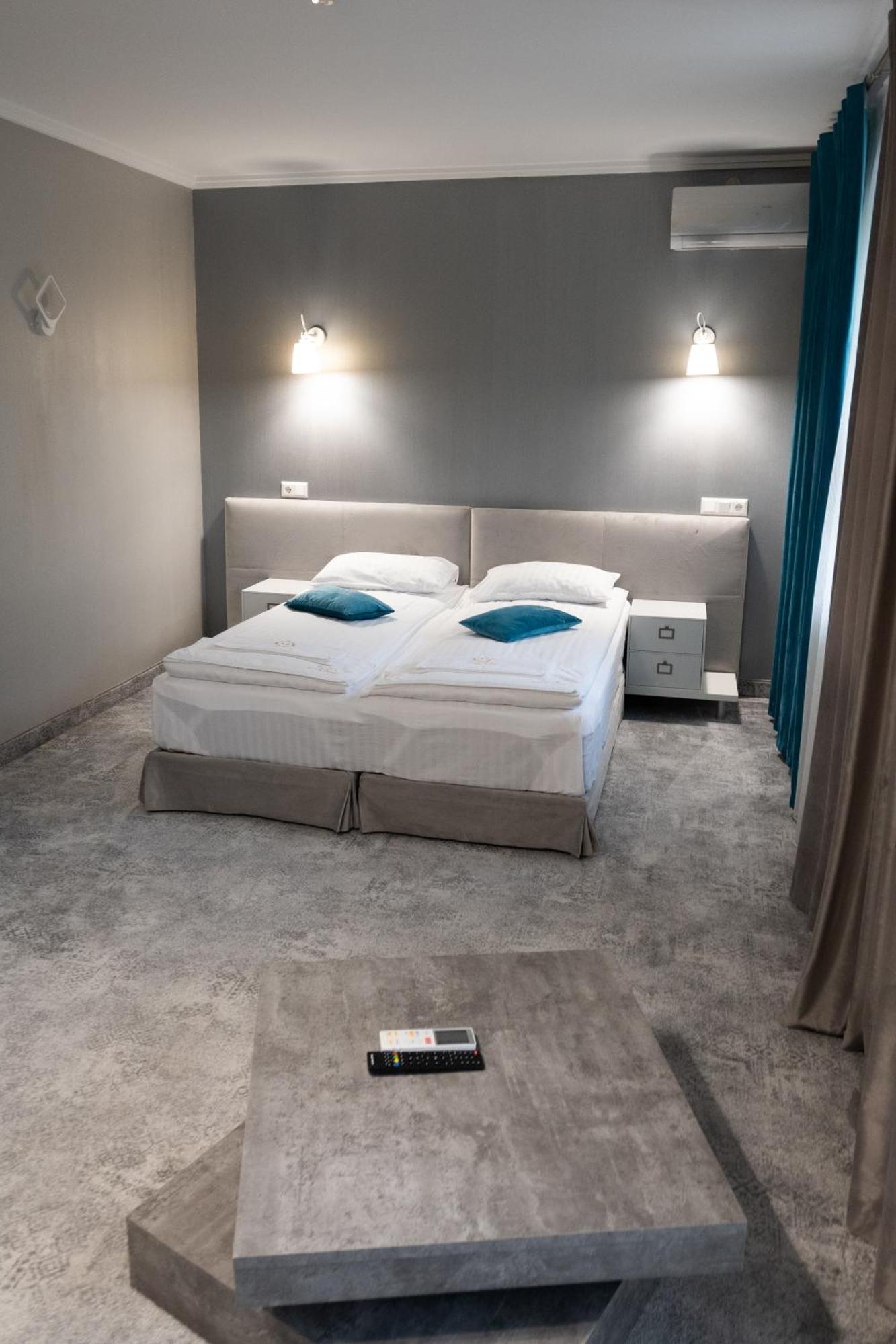 River Stone Hotel *